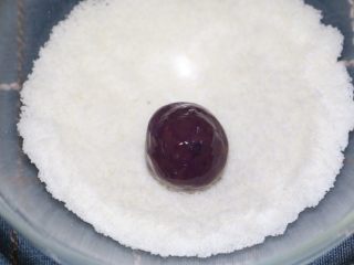 紫薯椰丝球,然后滚椰丝砂糖混合物
用180度预热烤箱