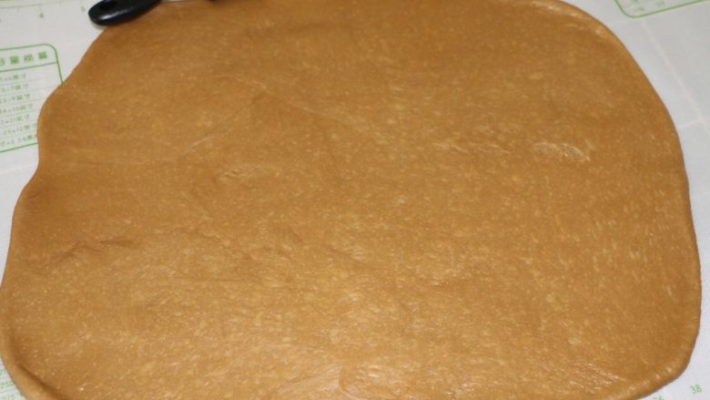 果仁大列巴,发酵完的图不见了
发酵到体积是原来的2倍大，手指沾下粉戳孔，面团没有回缩和塌陷就表示发酵好了
拍下气，擀成大大的正方形，这个要根据自家烤盘的大小来定，比自家烤盘小6cm左右就行