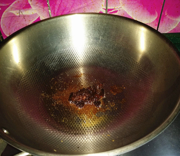 油炸臭干,锅热倒油，下黄豆酱、开小火炒香