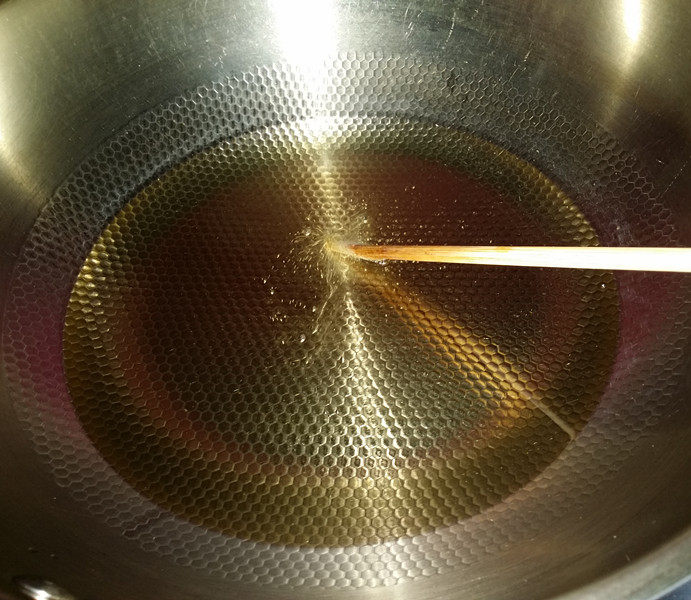 油炸臭干,锅洗净重新倒油加热，插要筷子见周围冒泡，说明油温可以了