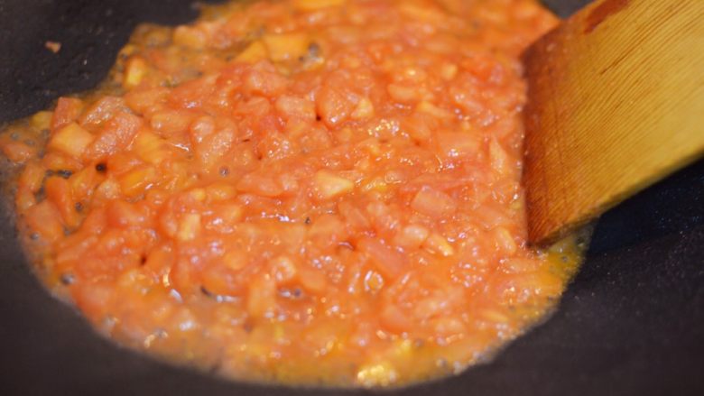 茄汁肥牛乌冬面,锅少许油烧热，放入番茄丁，炒出茄汁。