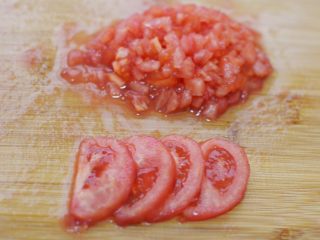 茄汁肥牛乌冬面,番茄切小丁，留几片摆盘用。