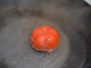 茄汁肥牛乌冬面,放入沸水中烫一下。