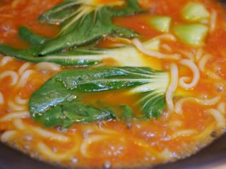 茄汁肥牛乌冬面,煮两分钟，放入青菜。