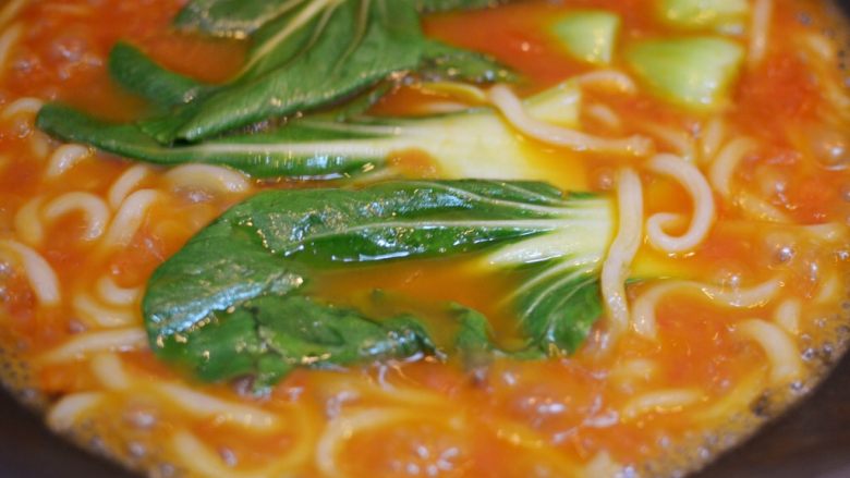 茄汁肥牛乌冬面,煮两分钟，放入青菜。