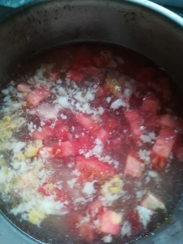小锅米线,锅里水煮涨后放番茄煮