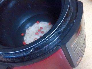 婴儿造型辅食@@大风车,首先把花生和薏米和大米放进电饭锅里做成粥，我用的是高压锅，比较快。