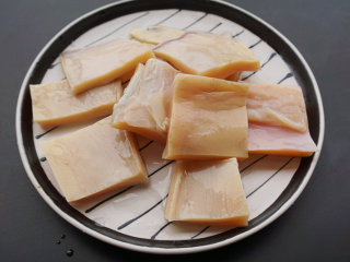 墨鱼鸡汤,将泡发好的墨鱼干表皮的膜撕干净，然后用刀切成块状