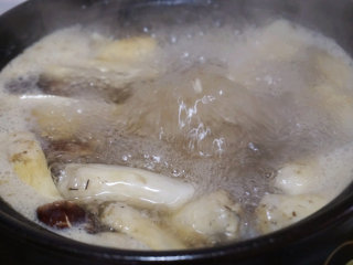 墨鱼鸡汤,汤煮沸后，下入墨鱼干和鲜蘑，大火烧开，改为文火煲1.5—2个小时