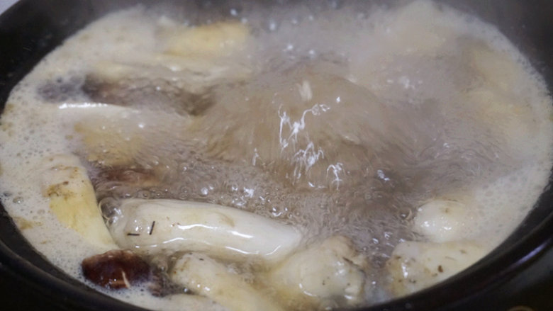 墨鱼鸡汤,汤煮沸后，下入墨鱼干和鲜蘑，大火烧开，改为文火煲1.5—2个小时