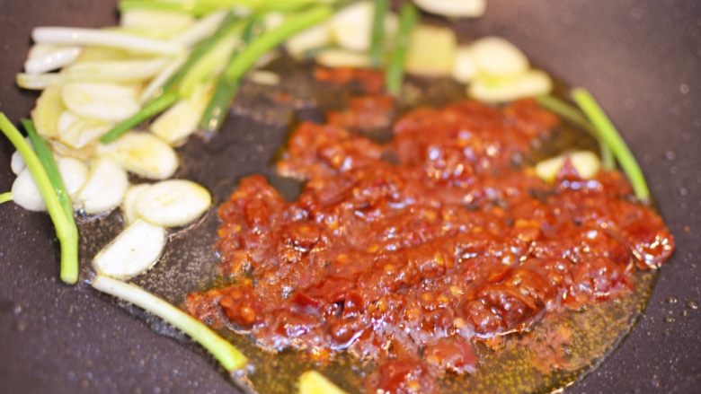 油淋茄子,放入一大勺豆瓣酱，小火炒出红油。