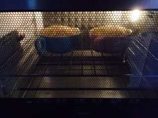 #感恩节食谱# 薯蓉奶酪焗南瓜,放烤箱中层，上下管加热180度，烤约10分钟左右。