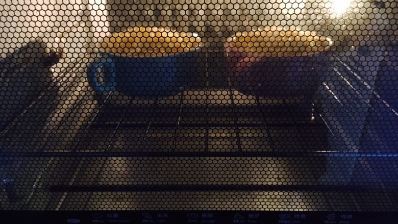 #感恩节食谱# 薯蓉奶酪焗南瓜,放烤箱中层，上下管加热180度，烤约10分钟左右。