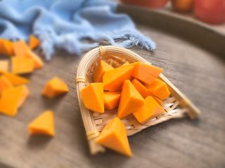 #感恩节食谱# 薯蓉奶酪焗南瓜,切成不规则的块。