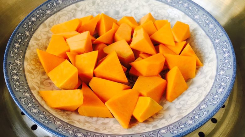 #感恩节食谱# 薯蓉奶酪焗南瓜,放倒蒸锅里蒸至8分熟。