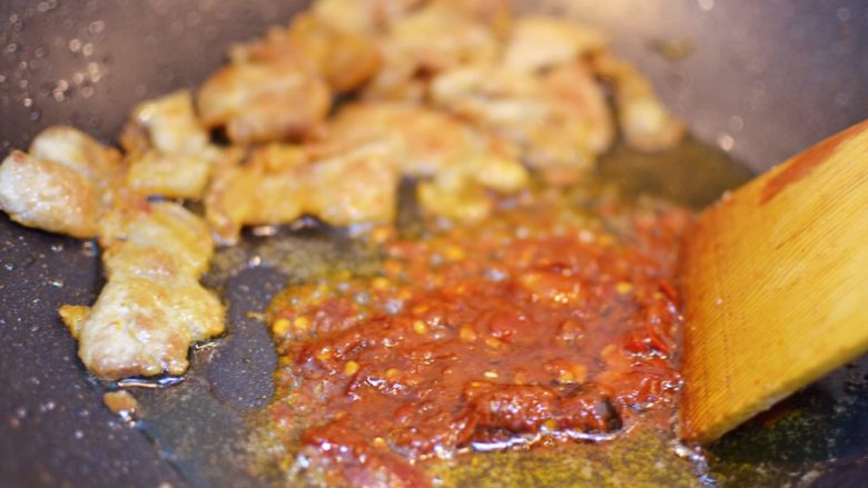干锅花菜,把肉拨到一边，放入豆瓣酱炒出红油。