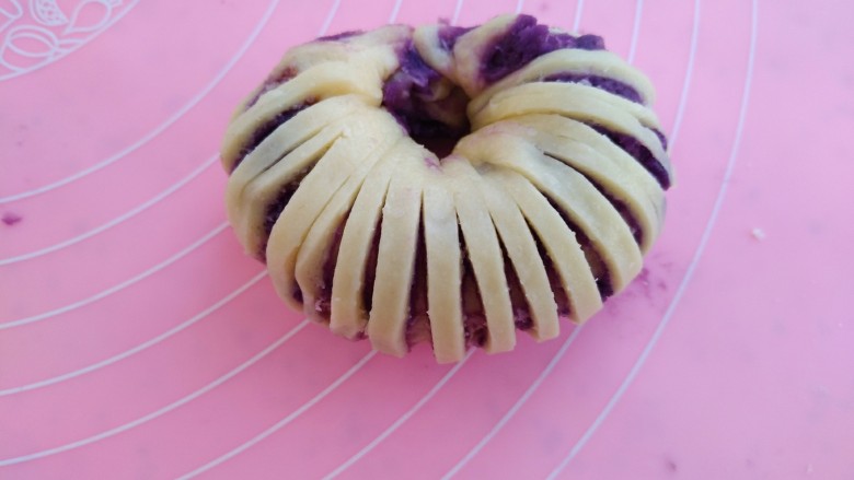 紫薯椰蓉拉丝面包,卷起来