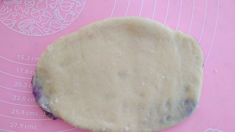 紫薯椰蓉拉丝面包,用擀面杖擀薄