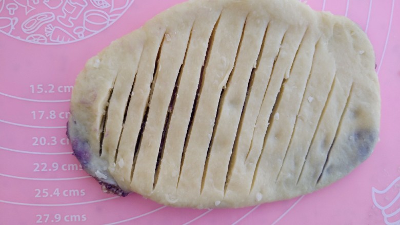 紫薯椰蓉拉丝面包,用刀片划几刀