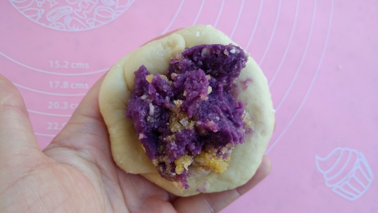 紫薯椰蓉拉丝面包,包入紫薯椰蓉馅儿