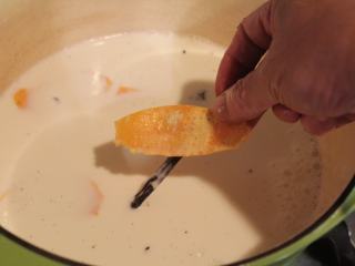 香橙米蛋糕,牛奶放入锅内，将香草籽、香草荚、柳橙皮都放入牛奶锅中。