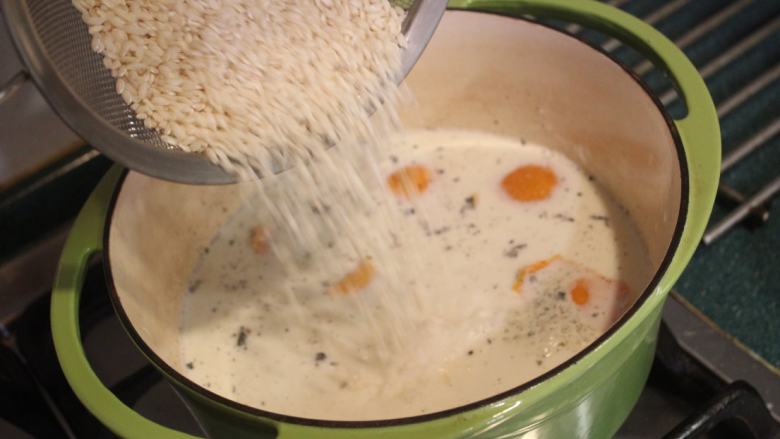 香橙米蛋糕,加入意大利米，小火煮20分。偶而拌一下以免焦底。用意大利米或西班牙米都是可以，如果真的没有，泰国香米也是可以。