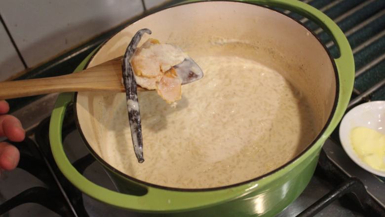 香橙米蛋糕,煮好后，将米饭离火，取出柳橙皮和香草荚，稍稍放凉。