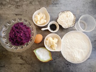 紫薯葵花酥,首页准备好食材，猪油需要提前做好晾凉备用