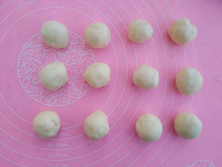 紫薯葵花酥,将水油皮分成十二份，每份约16克，油酥也分成12份，每份约12克