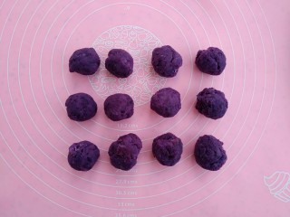 紫薯葵花酥,紫薯去皮切块上锅蒸熟，捣成泥加入炼奶个白糖拌匀再分成12份，每一份约15克