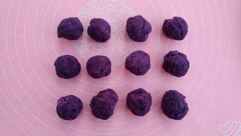 紫薯葵花酥,<a style='color:red;display:inline-block;' href='/shicai/ 2643'>紫薯</a>去皮切块上锅蒸熟，捣成泥加入炼奶个白糖拌匀再分成12份，每一份约15克