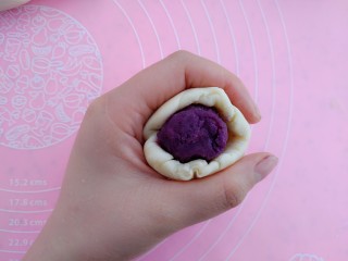 紫薯葵花酥,往上推，包起来