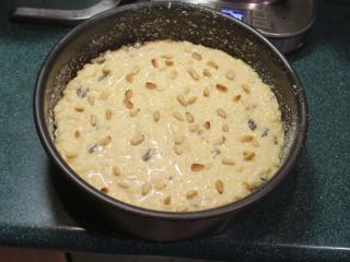 香橙米蛋糕,将米糊倒入烤模，上层再铺一些剩下的松子。