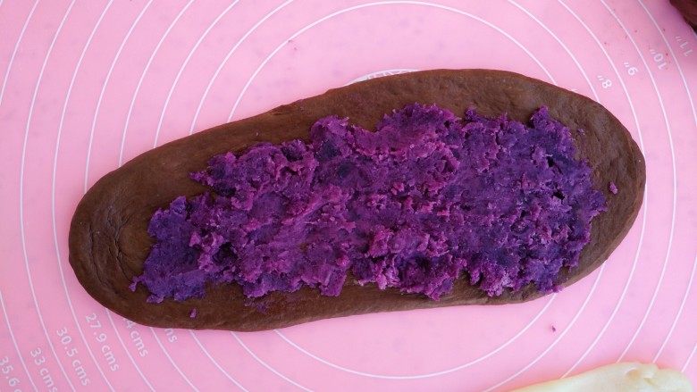 可可麻薯软欧坚果包,面团抹上紫薯泥