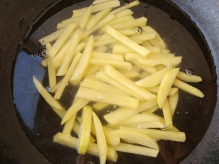 自制炸薯条,将土豆切粗条，用清水泡10分钟