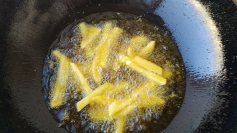 自制炸薯条,土豆条冷冻好后，锅里入油，放入冻好的土豆条炸