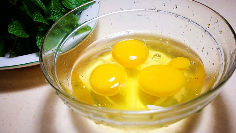 超速懒人料理～薄荷炒鸡蛋,鸡蛋打在小碗里