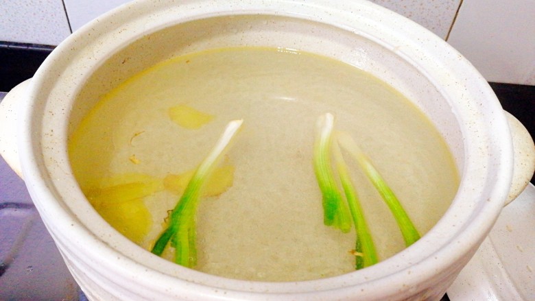 #感恩节食谱#+午鱼萝卜丝豆腐汤,然后加清水，转入砂锅里，加点盐 盖子盖上，大火煮开