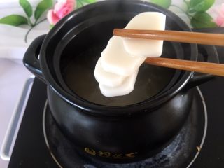 韩式年糕汤,将年糕，切片，提前温水浸泡一会，放入年糕