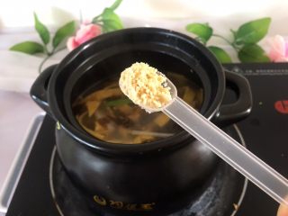 韩式年糕汤,加入一勺鸡精调味