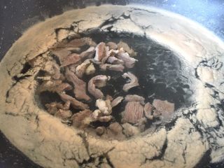 韩式年糕汤,将牛肉切条。锅里放水，烧开，放入牛肉去血水捞出沥干水分