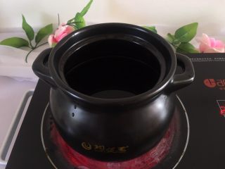 韩式年糕汤,准备一个煲，放600毫升水