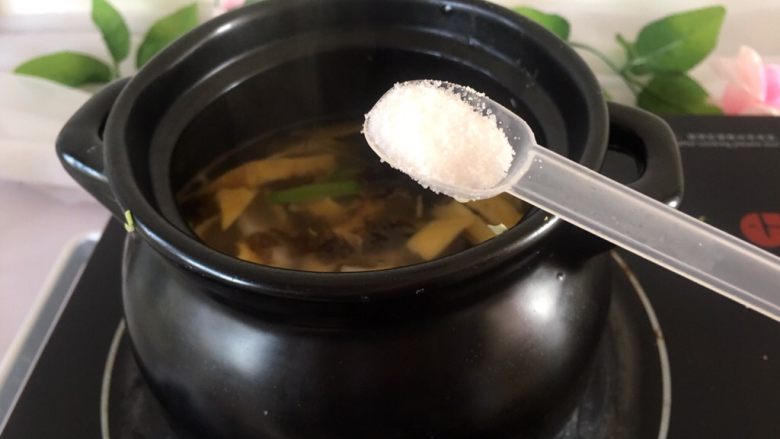韩式年糕汤,加一勺盐调味