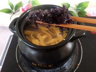 韩式年糕汤,将紫菜切条，放入煲中