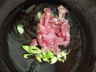 肉丝挂面,锅里入油放入葱花炒香，接着放入肉丝翻炒