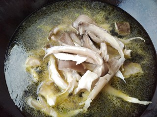 肉丝挂面,放入蘑菇煮开