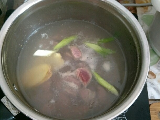 咖喱牛肉饭,牛肉冷水入锅，加葱段姜片煮开