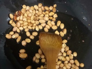 炒花生米,凉锅凉油，放入花生米、花椒、茴香。