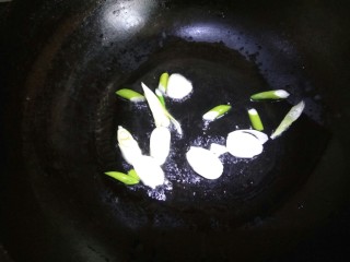 一碗面条+海米鸡丸面,锅中放入适量植物油，爆香葱片