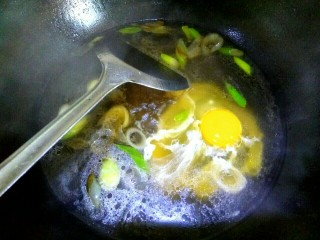 一碗面条+海米鸡丸面,放入一大碗清水，水刚刚烧开，打入一个鸡蛋